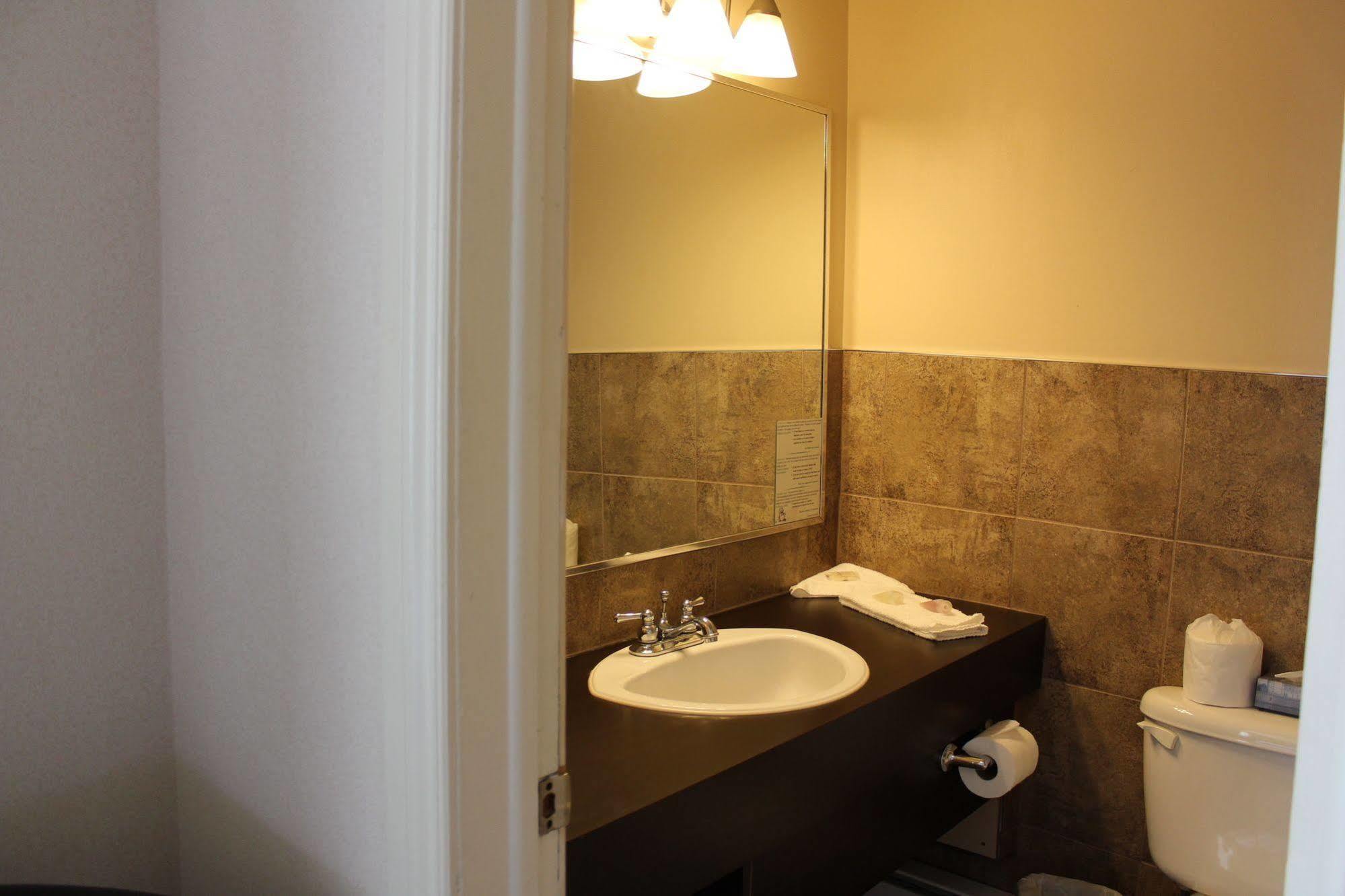 Motel Capri Et Suites Репантіньї Екстер'єр фото