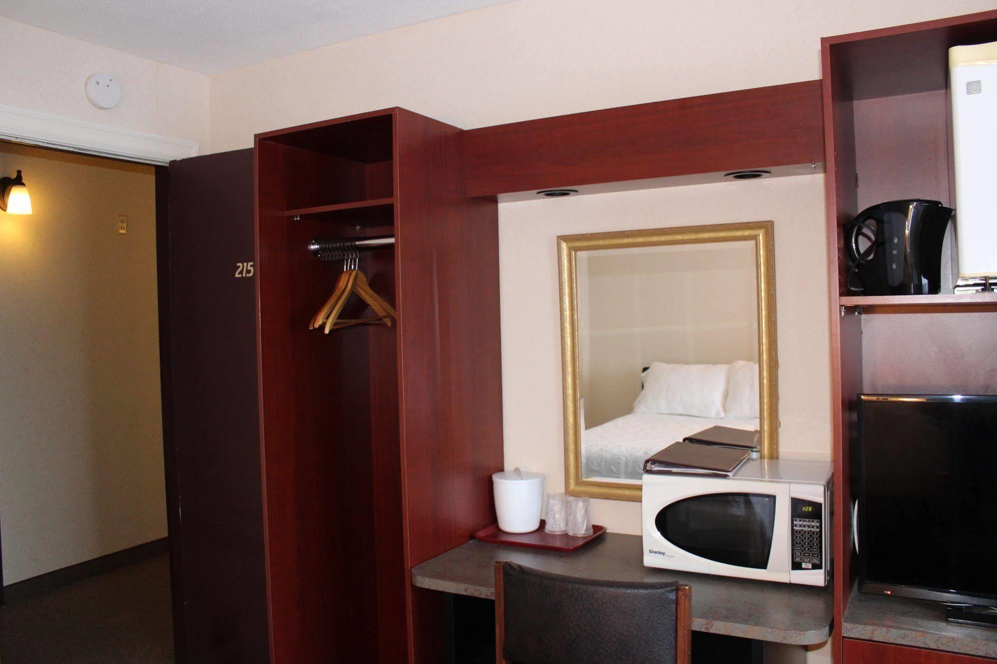 Motel Capri Et Suites Репантіньї Екстер'єр фото