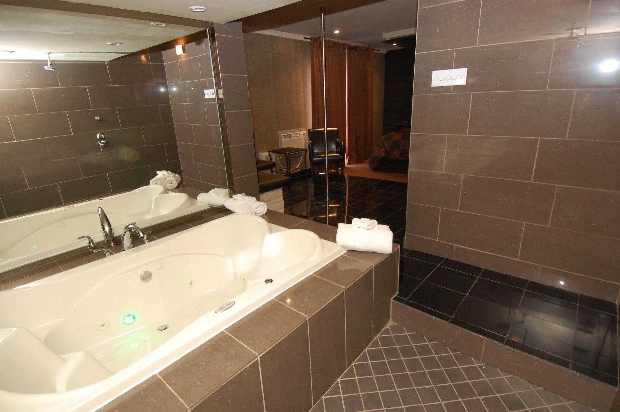 Motel Capri Et Suites Репантіньї Екстер'єр фото